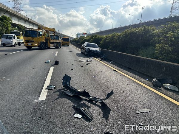 ▲▼      ▲▼ 國道一號死亡車禍，女駕駛拋飛車外慘死 。       。（圖／記者沈繼昌翻攝）