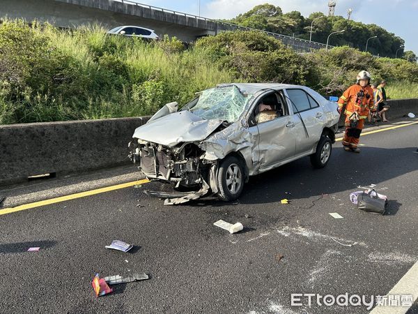 ▲▼      ▲▼ 國道一號死亡車禍，女駕駛拋飛車外慘死 。       。（圖／記者沈繼昌翻攝）