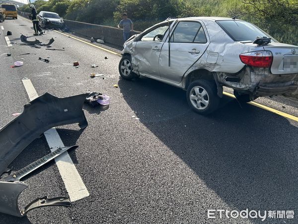 [新聞] 國道2轎車碰撞！女駕駛拋飛躺車道　遭後