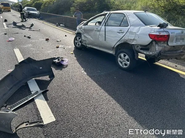 ▲▼      ▲▼ 國道一號死亡車禍，女駕駛拋飛車外慘死 。       。（圖／記者沈繼昌翻攝）