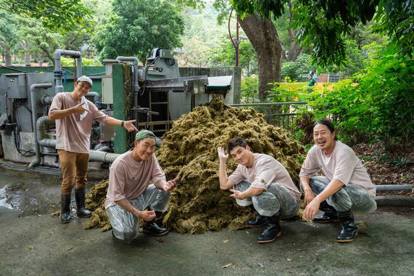 ▲前進動物園清理河馬便便左起姚元浩、郭泓志、林哲熹、乱彈阿翔。（圖／好看娛樂）