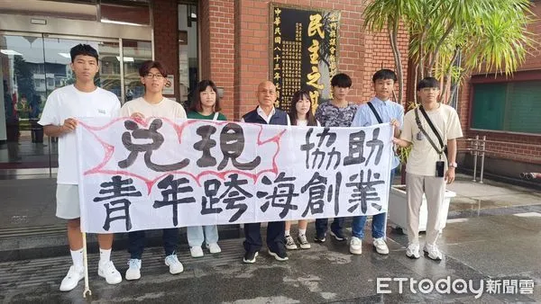 ▲▼金門縣議員李養生不滿大陸總經銷招商規畫案，和7青年在議會大門抗議。（圖／記者林名揚翻攝）