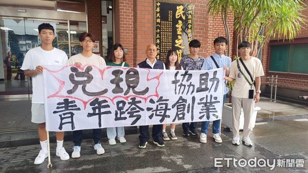 ▲▼金門縣議員李養生不滿大陸總經銷招商規畫案，和7青年在議會大門抗議。（圖／記者林名揚翻攝）