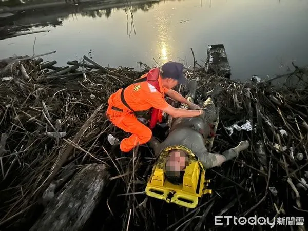 ▲▼  釣客陷泥沼動不得 海巡馳援助脫險境  。（圖／海巡署中部分署第四岸巡隊提供）