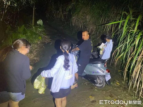 ▲▼  3女大學生導航出包鬼打牆，梅山副所長出動私人貨車協助脫困  。（圖／竹崎分局提供）