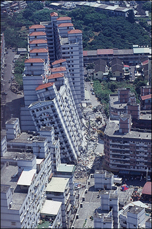 ▲▼921地震台中太平市倒塌大樓。（圖／慈濟基金會提供）