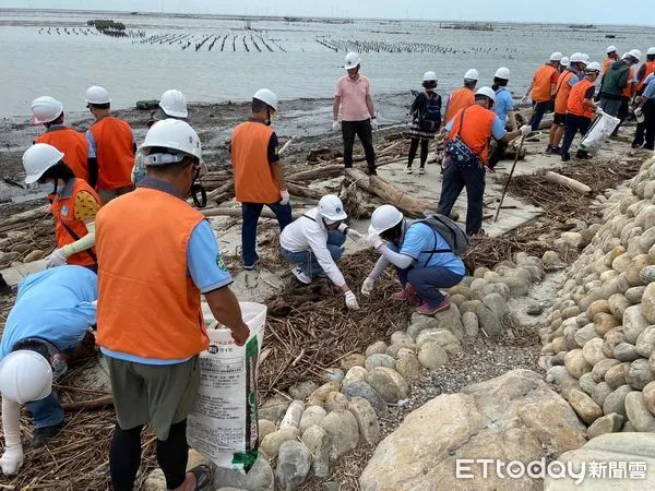 ▲水利署第四河川分署辦理志工戶外實作活動，於王玏新生地海堤舉辦海岸淨灘、海堤彩繪及廢棄蚵殼實作固碳作品。（圖／記者蔡佩旻翻攝）