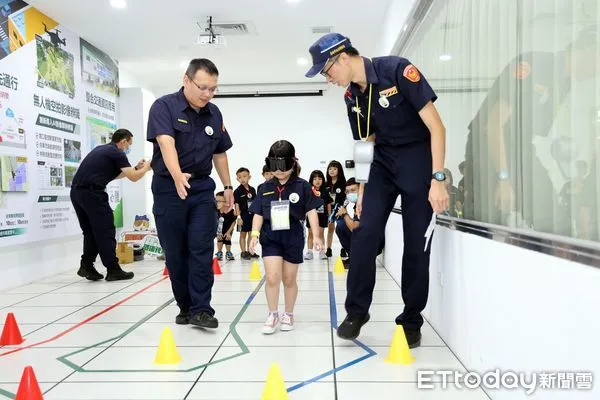 ▲台南市警察局與交通局，以及台南監理站舉辦「小小警察交安體驗營」，台南市長黃偉哲也特地出席結訓典禮，頒發獎章給小朋友。（圖／記者林東良翻攝，下同）