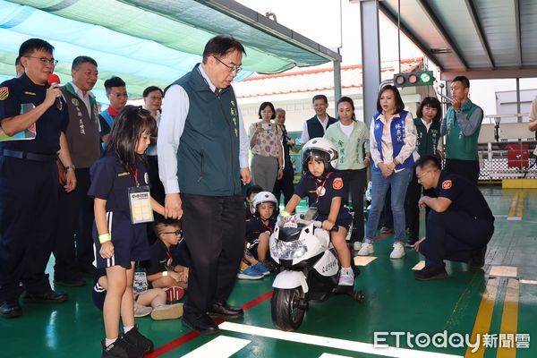 ▲台南市警察局與交通局，以及台南監理站舉辦「小小警察交安體驗營」，台南市長黃偉哲也特地出席結訓典禮，頒發獎章給小朋友。（圖／記者林東良翻攝，下同）