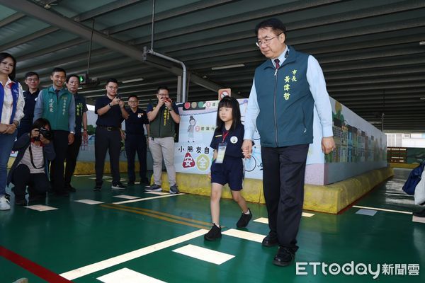 ▲台南市警察局與交通局，以及台南監理站舉辦「小小警察交安體驗營」，台南市長黃偉哲也特地出席結訓典禮，頒發獎章給小朋友。（圖／記者林東良翻攝，下同）