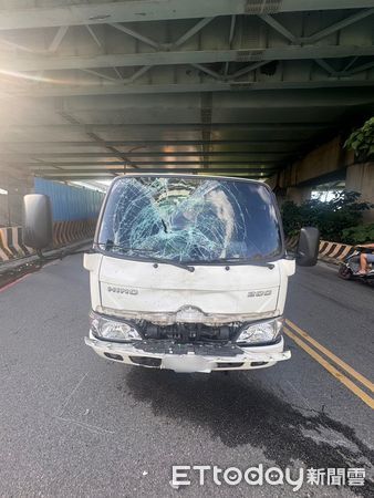 ▲▼  女騎士過彎騎到對向車道遭撞           。（圖／記者戴上容翻攝）