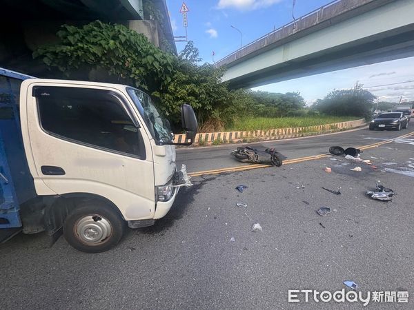 ▲▼  女騎士過彎騎到對向車道遭撞           。（圖／記者戴上容翻攝）