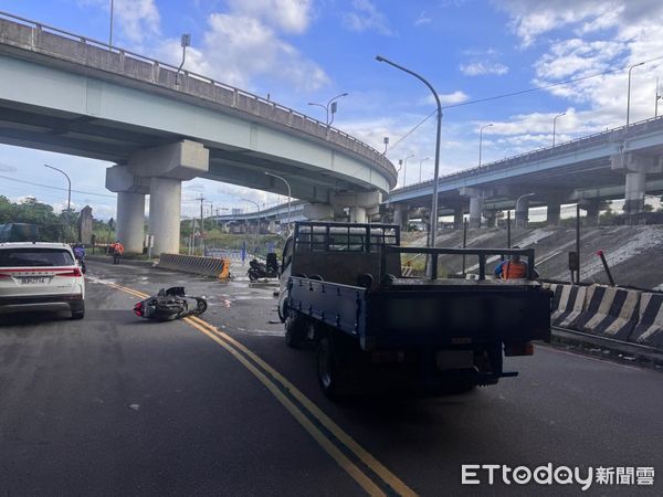 ▲▼  女騎士過彎騎到對向車道遭撞           。（圖／記者戴上容翻攝）