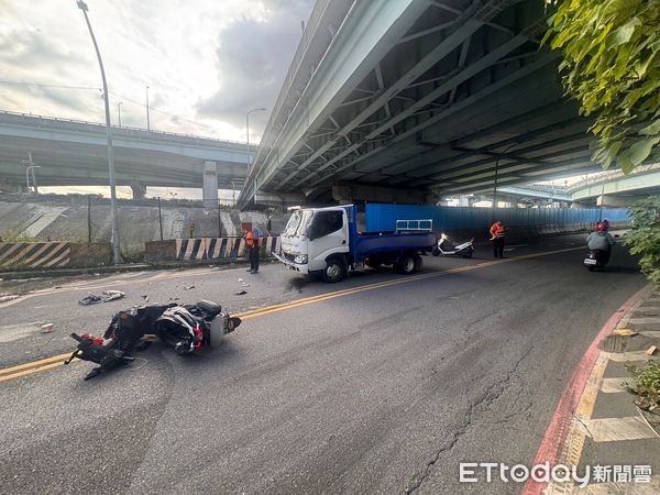 ▲▼  女騎士過彎騎到對向車道遭撞           。（圖／記者戴上容翻攝）