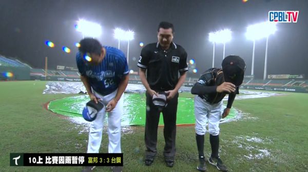 ▲▼台鋼雄鷹主場「覺察多巴胺」主題日因雨握手言和。（圖／截自CPBL TV）