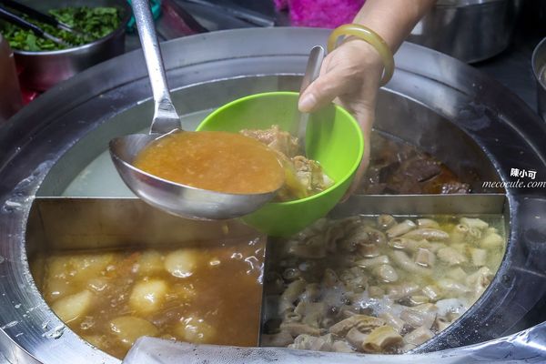 ▲▼萬華宵夜從凌晨開到早上的宵夜，三條路油飯＆排骨酥湯。（圖／部落客陳小可提供）