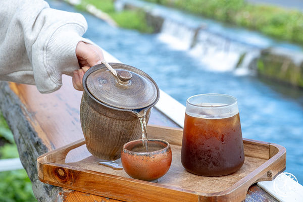 ▲▼宜蘭員山美食，北后寺聽水咖啡，有著潺潺流水靜謐療癒的午後時光。（圖／桃桃`s旅人手札提供）