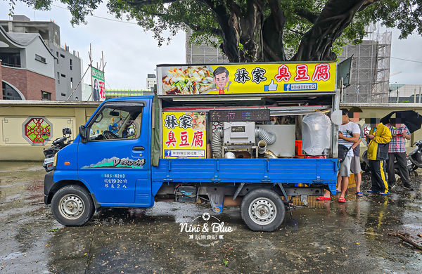 ▲▼神秘台中臭豆腐餐車，滿滿的排隊人潮。（圖／部落客NINI AND BLUE提供）