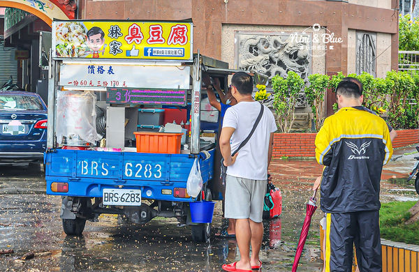 ▲▼神秘台中臭豆腐餐車，滿滿的排隊人潮。（圖／部落客NINI AND BLUE提供）