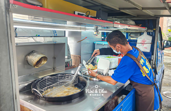 ▲▼神秘台中臭豆腐餐車，滿滿的排隊人潮。（圖／部落客NINI AND BLUE提供）