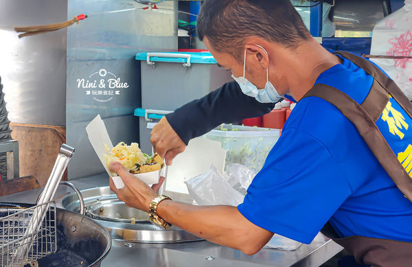 ▲▼神秘台中臭豆腐餐車，滿滿的排隊人潮。（圖／部落客NINI AND BLUE提供）