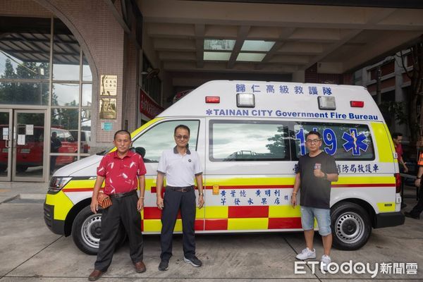 ▲「168汽車美容」黃宥富先生及「芊發水果專賣店」黃建誠與黃明利先生，以其母親黃葉憶女士名義，共同捐贈歸仁高級救護隊一輛高級救護車與各式裝備器材，總價達500萬元。（圖／記者林東良翻攝，下同）