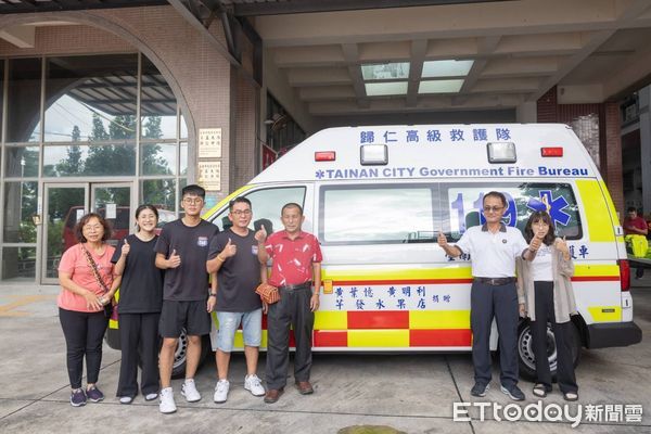 ▲「168汽車美容」黃宥富先生及「芊發水果專賣店」黃建誠與黃明利先生，以其母親黃葉憶女士名義，共同捐贈歸仁高級救護隊一輛高級救護車與各式裝備器材，總價達500萬元。（圖／記者林東良翻攝，下同）