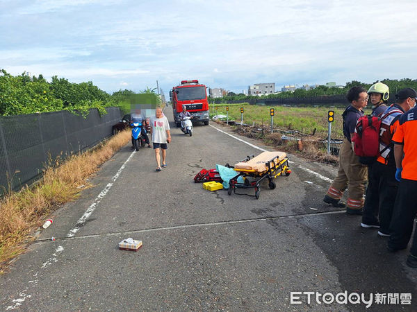 ▲台南市下營區西寮的道路，21日上午7時28分許發生1起車禍受困事件，消防人員搶救受困駕駛人等人送醫。（圖／民眾提供，下同）