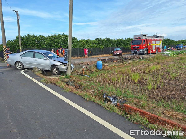 ▲台南市下營區西寮的道路，21日上午7時28分許發生1起車禍受困事件，消防人員搶救受困駕駛人等人送醫。（圖／民眾提供，下同）