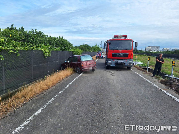 ▲台南市下營區西寮的道路，21日上午7時28分許發生1起車禍受困事件，消防人員搶救受困駕駛人等人送醫。（圖／民眾提供，下同）