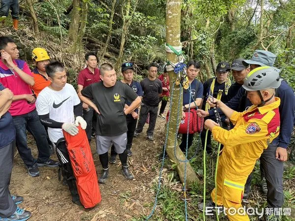 ▲台南市消防局第一救災救護大隊，為強化山域事故救援機制及協調整備能量，21日於東山區崁頭山登山步道辦理提升山域事故人命救援效能及指揮編組訓練。（圖／記者林東良翻攝，下同）