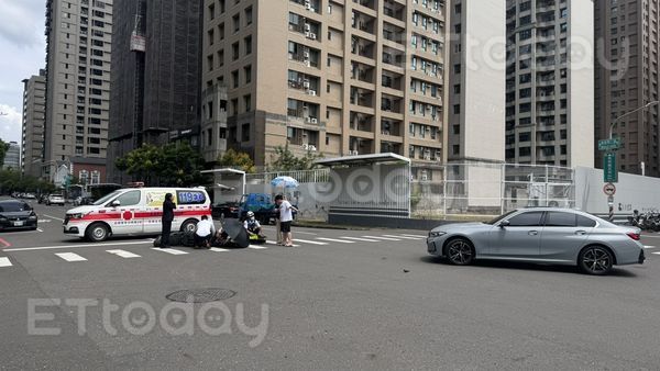 ▲鼓山區發生一起車禍，女房仲協助處理傷者            。（圖／記者吳奕靖攝）