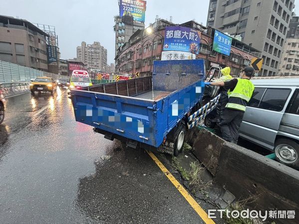 ▲▼  三重忠孝橋重大車禍           。（圖／記者戴上容翻攝）