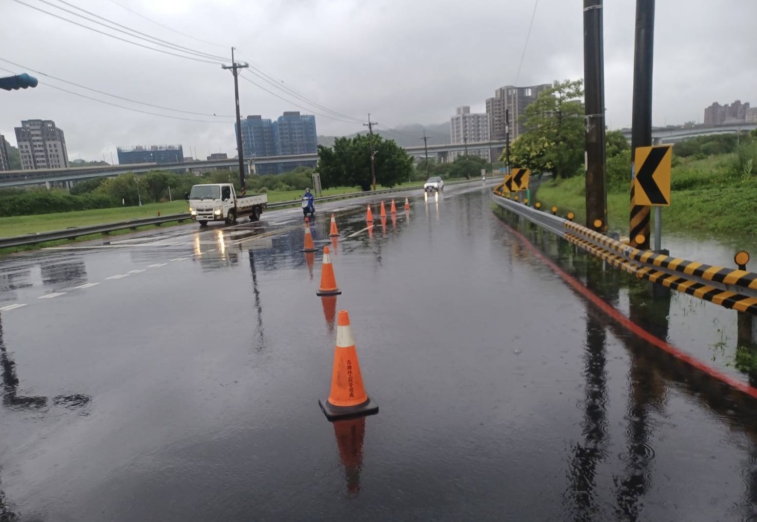 ▲今明低壓水彈擊全台 新北高灘處籲遠離河川區。（圖／新北市高灘處提供）