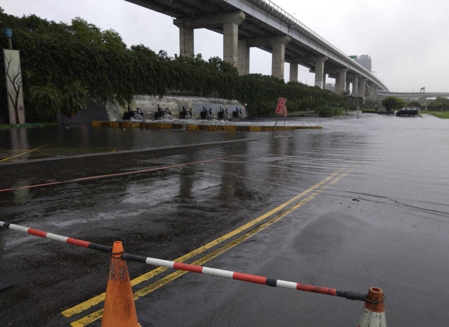 ▲今明低壓水彈擊全台 新北高灘處籲遠離河川區。（圖／新北市高灘處提供）