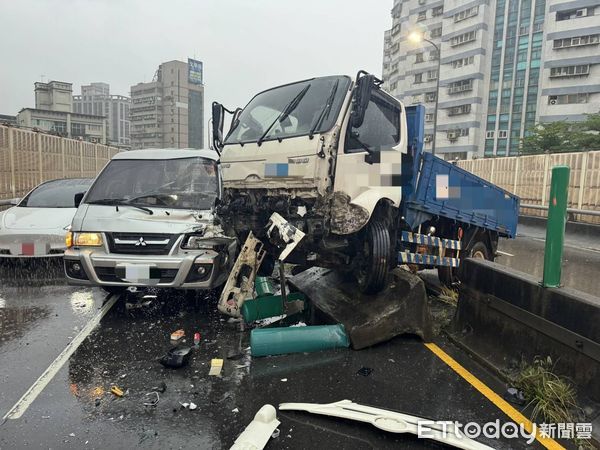 ▲▼  三重忠孝橋重大車禍           。（圖／記者戴上容翻攝）