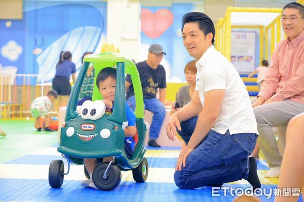 ▲蔣萬安攜「二寶」逛七堵兒童樂園。（圖／記者郭世賢翻攝）