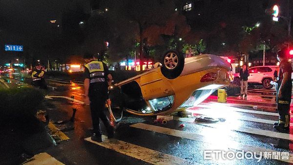 ▲▼台北一輛計程車撞上分隔島，整輛車翻覆。（圖／記者黃彥傑攝）