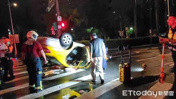 ▲▼台北一輛計程車撞上分隔島，整輛車翻覆。（圖／記者黃彥傑攝）