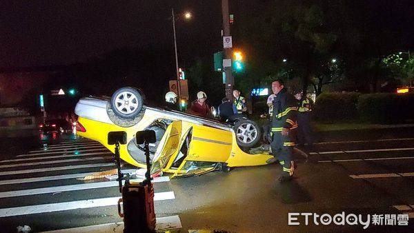 ▲▼台北一輛計程車撞上分隔島，整輛車翻覆。（圖／記者黃彥傑攝）