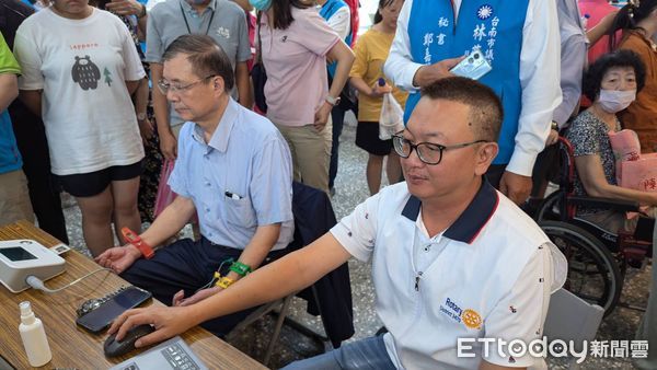 ▲國際扶輪台南西區扶輪社，台南安南扶輪社，台南夢時代與台南赤崁社於21日在永康區中華里活動中心舉辦AI中風預防篩檢活動，吸引眾多民眾參與。（圖／記者林東良翻攝，下同）