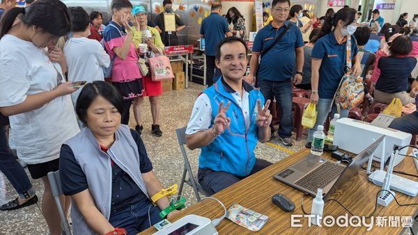 ▲國際扶輪台南西區扶輪社，台南安南扶輪社，台南夢時代與台南赤崁社於21日在永康區中華里活動中心舉辦AI中風預防篩檢活動，吸引眾多民眾參與。（圖／記者林東良翻攝，下同）