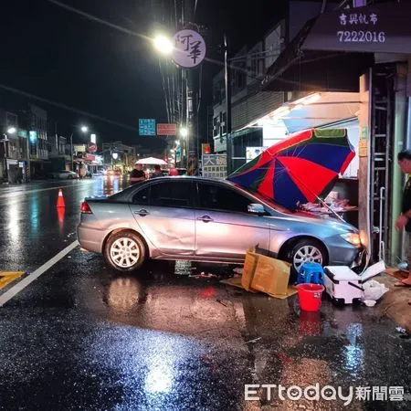 ▲台南市佳里區佳興里21日晚上9時9分許，發生小客車不知何故衝撞民宅，造成在騎樓烤肉的民眾及機車騎士分受輕重傷，被救護人員送醫救治。（圖／民眾提供，下同）