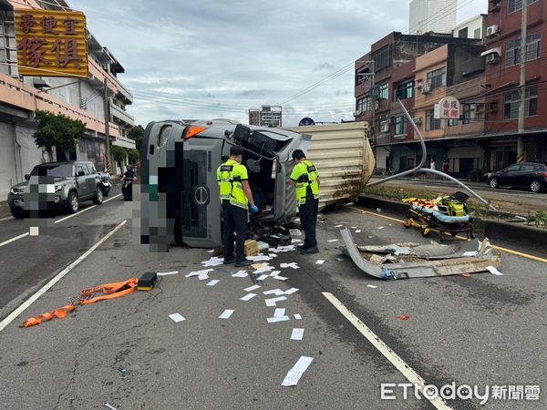 ▲▼竹市西濱路重大車禍　駕駛受困車內。（圖／記者陳凱力翻攝）