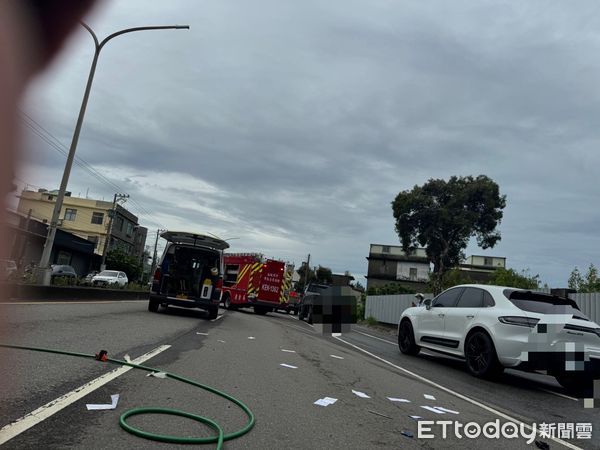 ▲▼竹市西濱路重大車禍　駕駛受困車內。（圖／記者陳凱力翻攝）