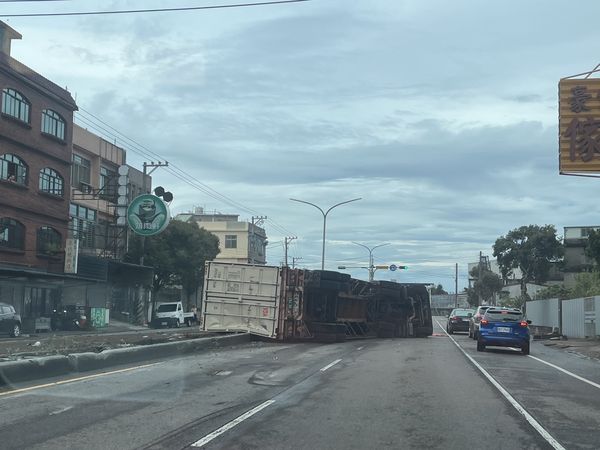 ▲▼竹市西濱路重大車禍　駕駛受困車內。（圖／讀者Sally提供）