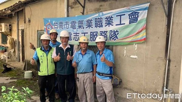 ▲台南市勞工局在中秋佳節前後，陸續出動泥水、鋁製品、電子加工、電氣和木工等五個工會志工，分別接力到官田區為弱勢修繕房屋。（圖／記者林東良翻攝，下同）