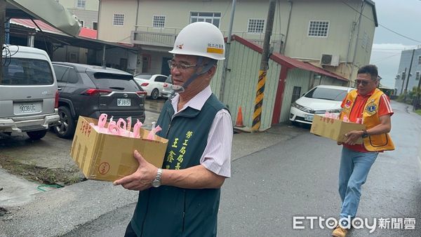 ▲台南市勞工局在中秋佳節前後，陸續出動泥水、鋁製品、電子加工、電氣和木工等五個工會志工，分別接力到官田區為弱勢修繕房屋。（圖／記者林東良翻攝，下同）