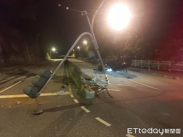 ▲賴姓男子所駕小客車翻覆「四腳朝天」。（圖／新城警分局提供，下同）