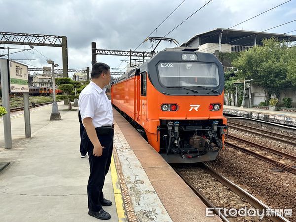 ▲▼台鐵公司董事長杜微日前於台北搭乘121次自強號，赴新竹站視察。（圖／台鐵公司提供）